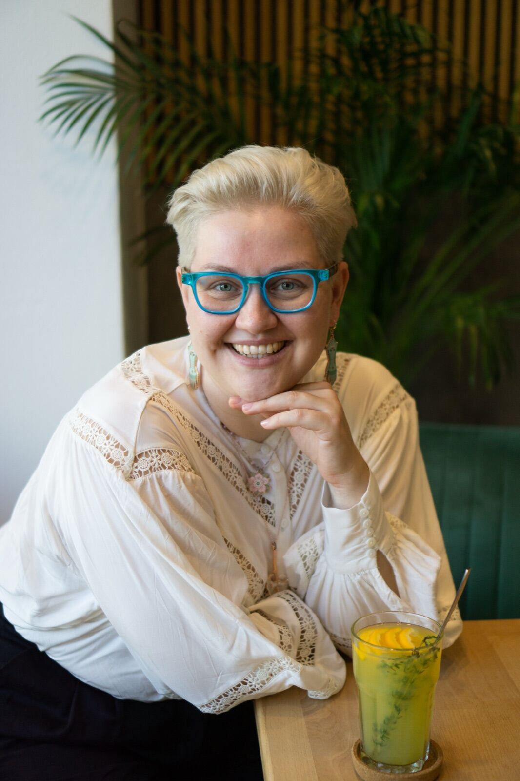 Relaxed cafe portrait with a warm smile